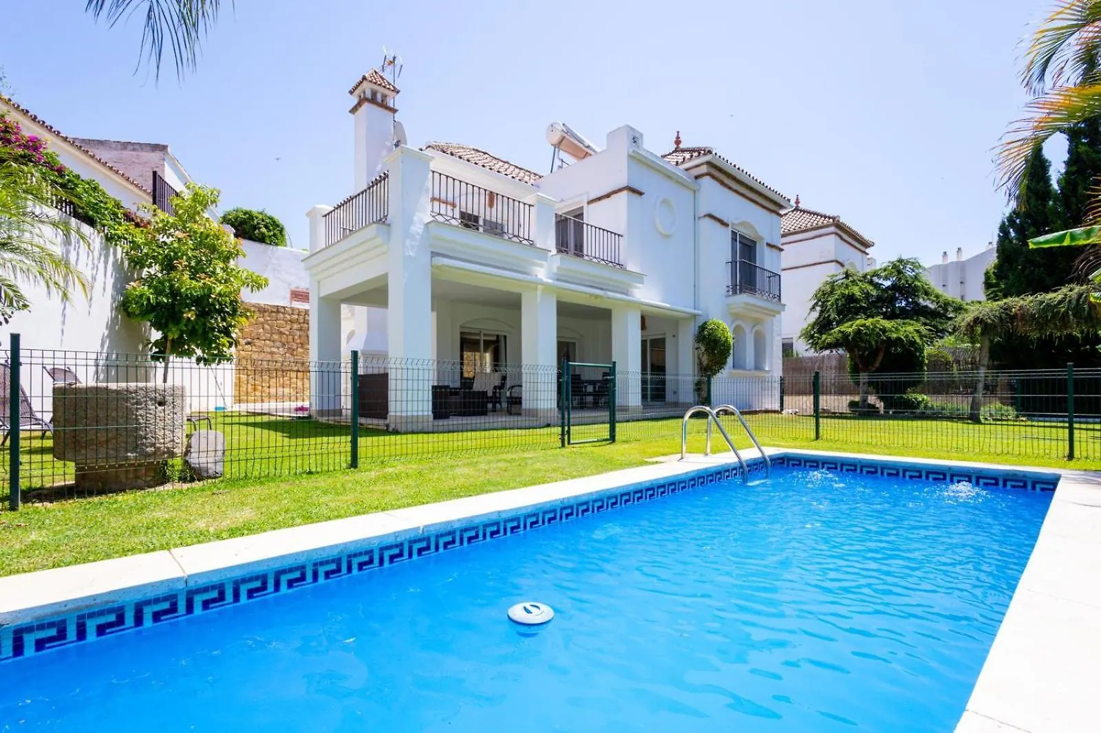 Kontakt z Villa In The Center Next To The Sea
